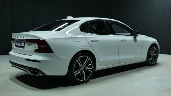 Esittelykuva Volvo S60 kevythybridiautosta.