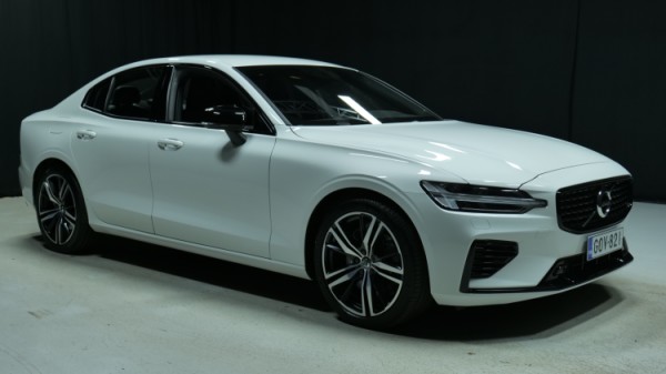 Esittelykuva Volvo S60 kevythybridiautosta.