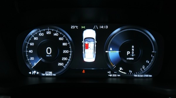 Esittelykuva Volvo S60 kevythybridiautosta.