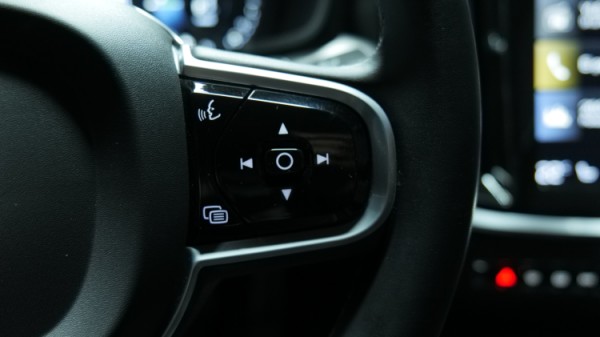 Esittelykuva Volvo S60 kevythybridiautosta.