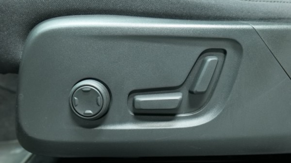 Esittelykuva Volvo XC40 täyssähköautosta.