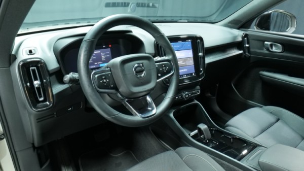Esittelykuva Volvo XC40 täyssähköautosta.