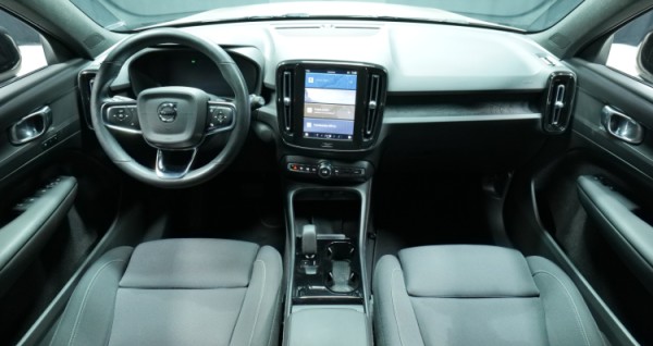 Esittelykuva Volvo XC40 täyssähköautosta.