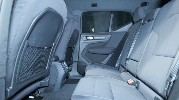 Esittelykuva Volvo XC40 täyssähköautosta.