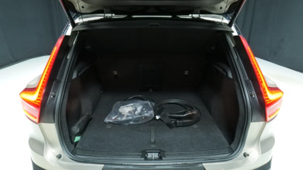 Esittelykuva Volvo XC40 täyssähköautosta.