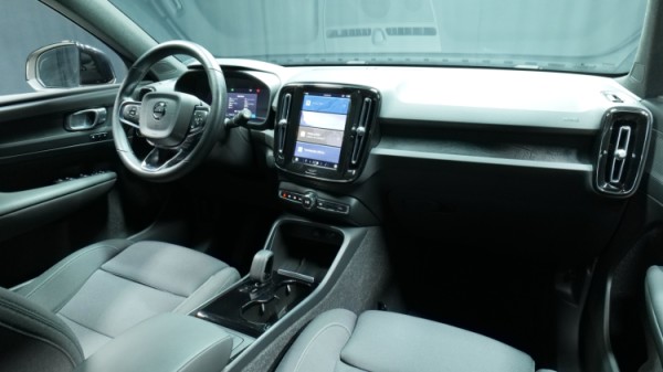 Esittelykuva Volvo XC40 täyssähköautosta.