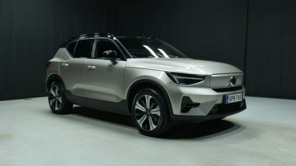 Esittelykuva Volvo XC40 täyssähköautosta.