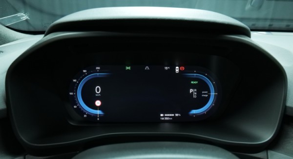 Esittelykuva Volvo XC40 täyssähköautosta.