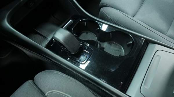 Esittelykuva Volvo XC40 täyssähköautosta.