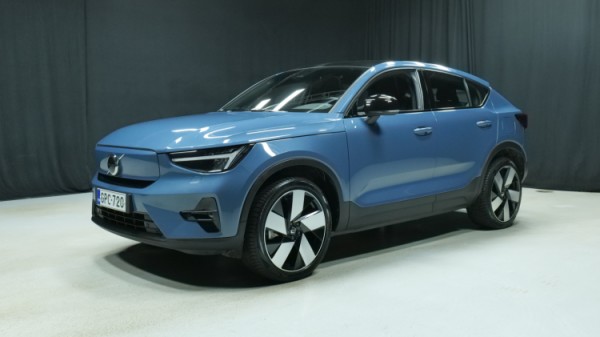 Esittelykuva Volvo C40 täyssähköautosta.