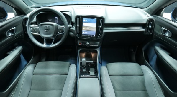 Esittelykuva Volvo C40 täyssähköautosta.