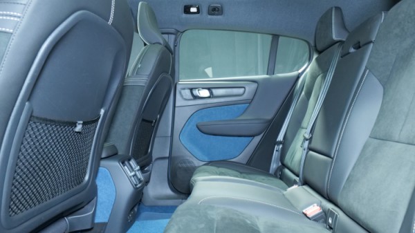 Esittelykuva Volvo C40 täyssähköautosta.