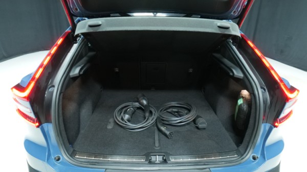 Esittelykuva Volvo C40 täyssähköautosta.