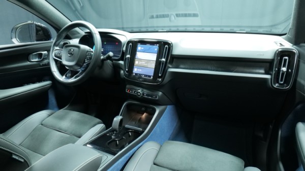 Esittelykuva Volvo C40 täyssähköautosta.