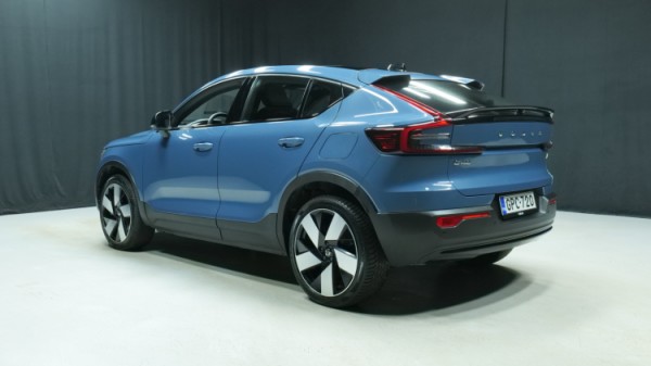 Esittelykuva Volvo C40 täyssähköautosta.