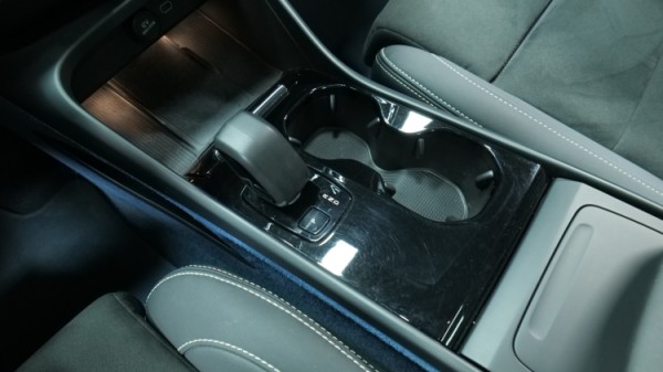 Esittelykuva Volvo C40 täyssähköautosta.
