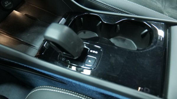 Esittelykuva Volvo C40 täyssähköautosta.