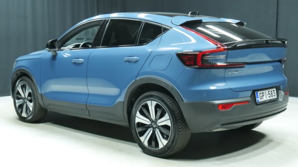 Esittelykuva Volvo C40 täyssähköautosta.