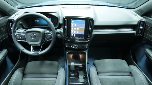 Esittelykuva Volvo C40 täyssähköautosta.