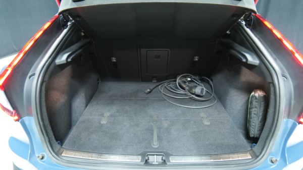 Esittelykuva Volvo C40 täyssähköautosta.