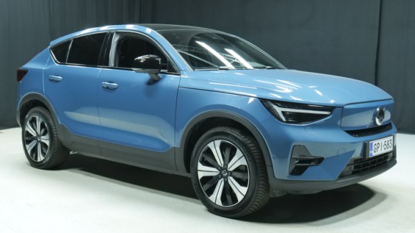 Esittelykuva Volvo C40 täyssähköautosta.