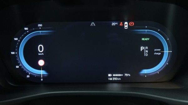 Esittelykuva Volvo C40 täyssähköautosta.