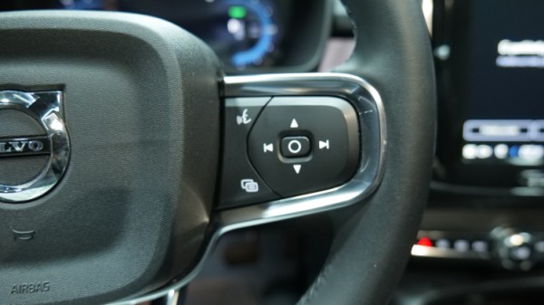 Esittelykuva Volvo C40 täyssähköautosta.
