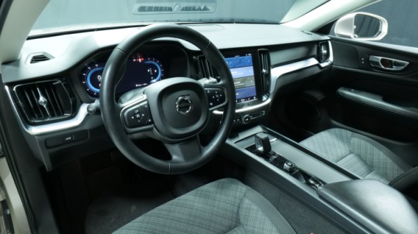 Esittelykuva Volvo V60 bensiiniautosta.