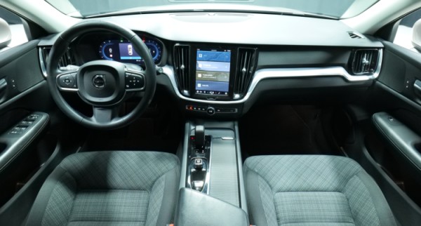 Esittelykuva Volvo V60 bensiiniautosta.