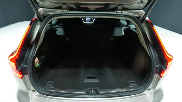 Esittelykuva Volvo V60 bensiiniautosta.