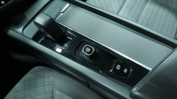 Esittelykuva Volvo V60 bensiiniautosta.