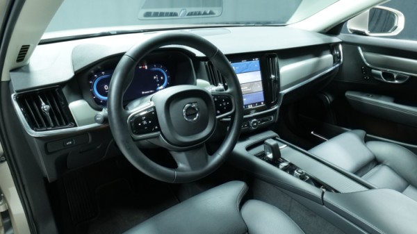 Esittelykuva Volvo V90 dieselautosta.