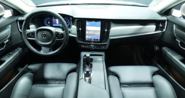 Esittelykuva Volvo V90 dieselautosta.