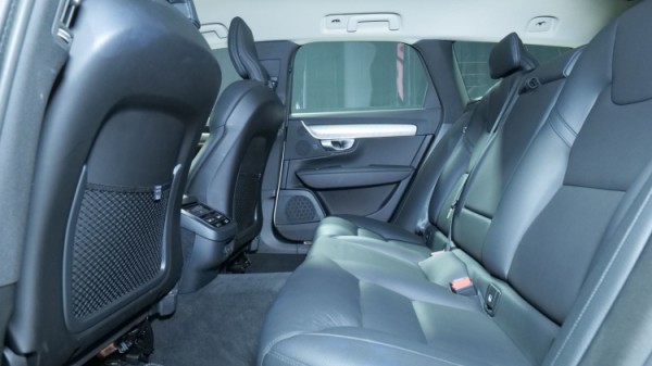 Esittelykuva Volvo V90 dieselautosta.