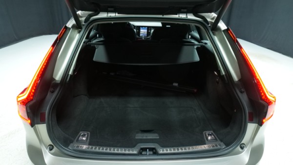 Esittelykuva Volvo V90 dieselautosta.