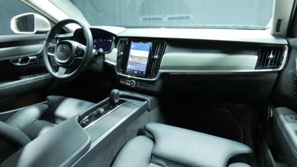Esittelykuva Volvo V90 dieselautosta.