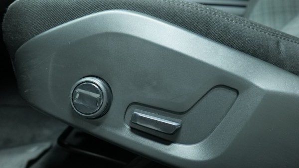 Esittelykuva Volvo V60 kevythybridiautosta.