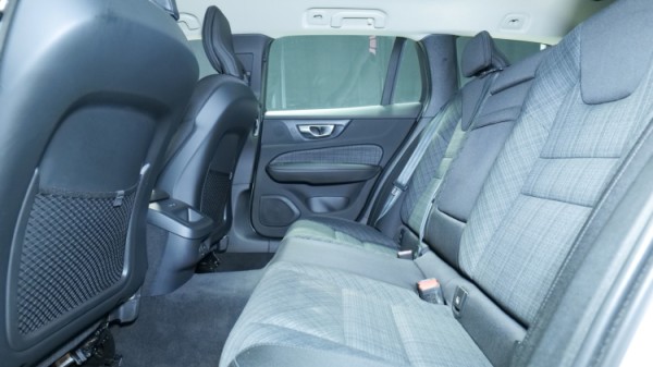 Esittelykuva Volvo V60 kevythybridiautosta.