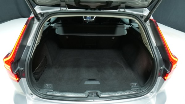Esittelykuva Volvo V60 kevythybridiautosta.