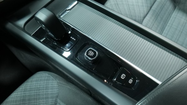 Esittelykuva Volvo V60 kevythybridiautosta.