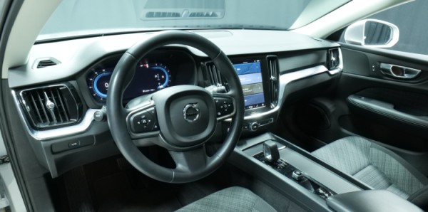 Esittelykuva Volvo V60 kevythybridiautosta.