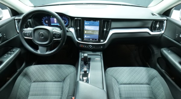 Esittelykuva Volvo V60 kevythybridiautosta.