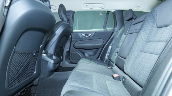 Esittelykuva Volvo V60 kevythybridiautosta.