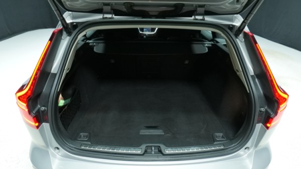 Esittelykuva Volvo V60 kevythybridiautosta.