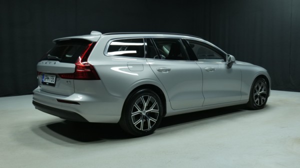 Esittelykuva Volvo V60 kevythybridiautosta.
