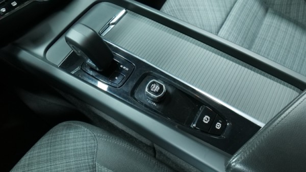 Esittelykuva Volvo V60 kevythybridiautosta.