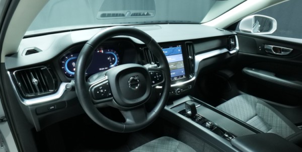 Esittelykuva Volvo V60 bensiiniautosta.