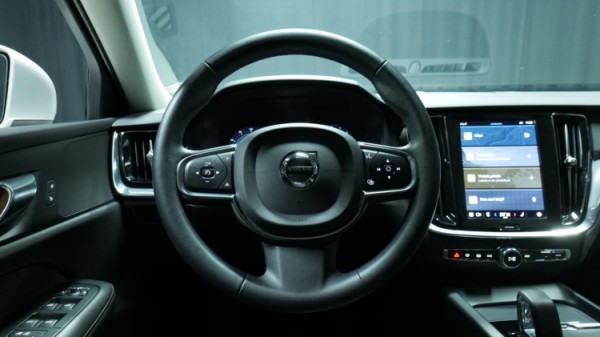 Esittelykuva Volvo V60 bensiiniautosta.