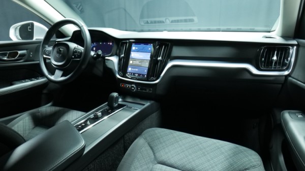 Esittelykuva Volvo V60 bensiiniautosta.