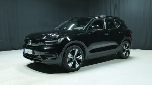 Esittelykuva Volvo XC40 täyssähköautosta.
